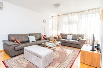 Modern 2bdr Apartment in the Center- Free Parking