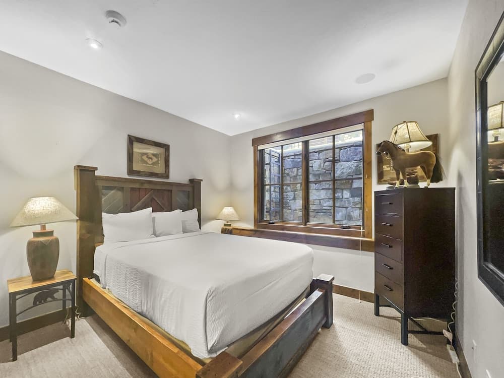 Amazing Pet-Friendly Executive Home, Ski-In Walk-Out - LR884 by Redawning