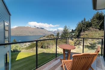 Modern One Bedroom Apartment with Lake View