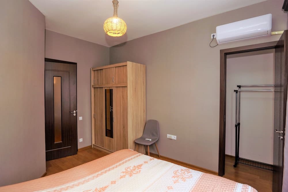 One Bedroom apartment for shopaholics