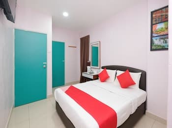 OYO 89877 Sun Triang Hotel