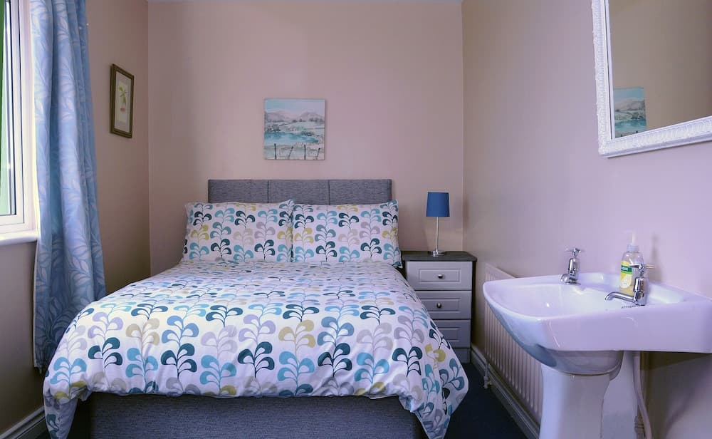 4-bed Cottage in Co. Galway 5 Minutes From Beach