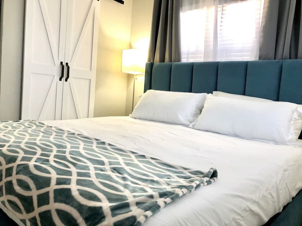 Lake & Pool View 1 Mile From Universal