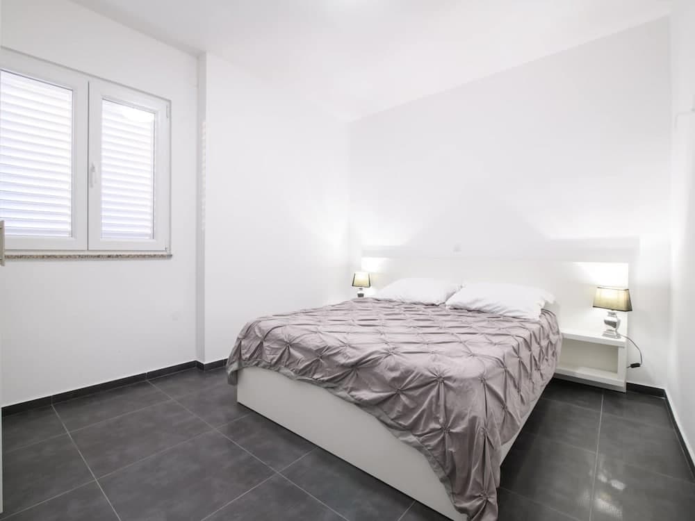 Elegant Holiday Home in Privlakaw With Garden