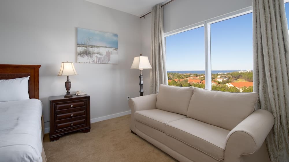 Luau I 70091 Flr10 2BR 2BA 8