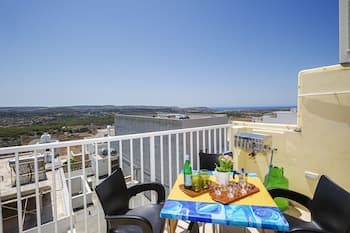 Summer Breeze Superior Apartment with Terrace by Getaways Malta