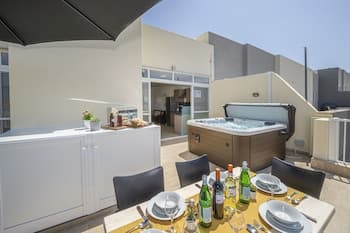 Summer Breeze Penthouse with large Terrace and Hot Tub by Getaways Malta