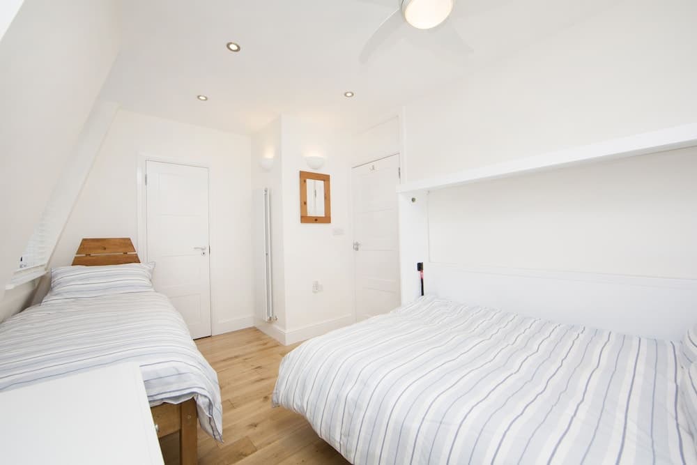 Popular and Charismatic Apartment a Short Walk to The Thames