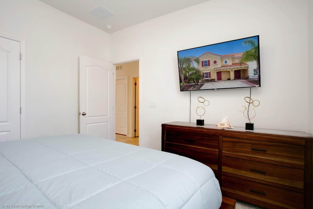 Enjoy the Private View! Roomy Town Home With Pool, 20 Mins From Disney #5st739