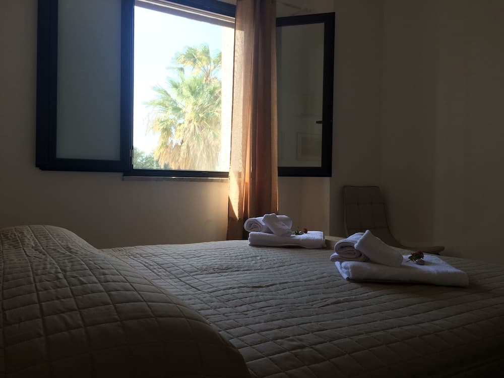 Royal Bay Apartment - Villa in Cefalu With Private Access to the sea