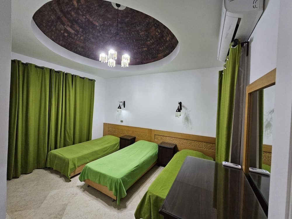 Villa - Sleeps 6 - Heated Pool - Garden - Parking