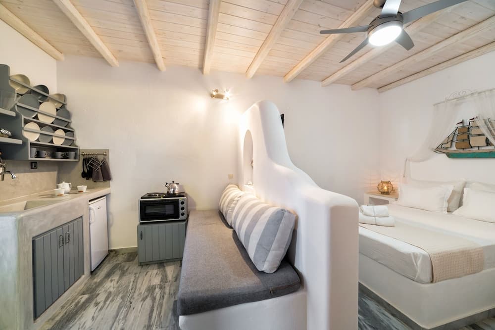 Blue Waves Suites & Apartments To Kyma