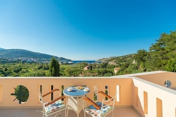 Ai Yannis Suites and Apartments Hotel