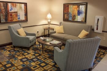 Holiday Inn Express & Suites Youngstown West - Austintown, an IHG Hotel