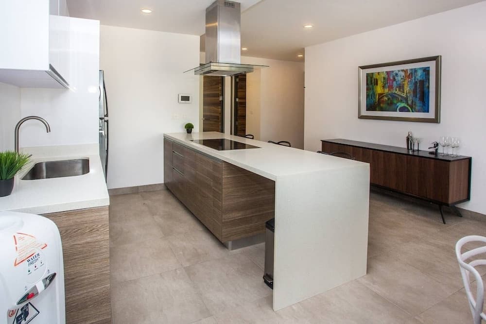 Amazing 2BR Condo w/ Pool+views!! Dream Location!!