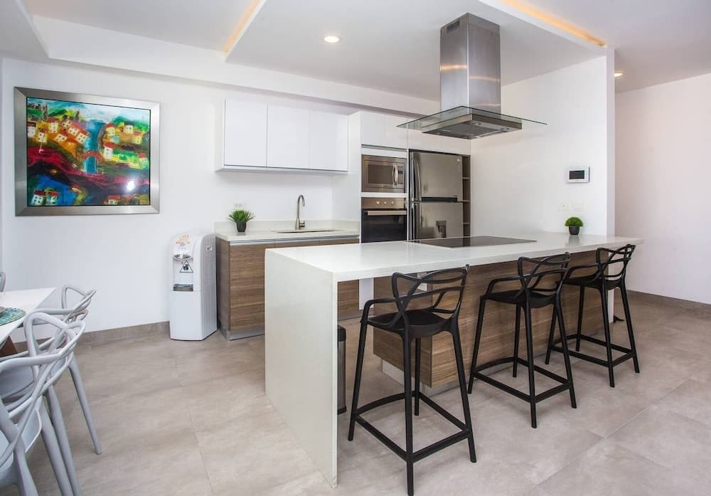 Amazing 2BR Condo w/ Pool+views!! Dream Location!!