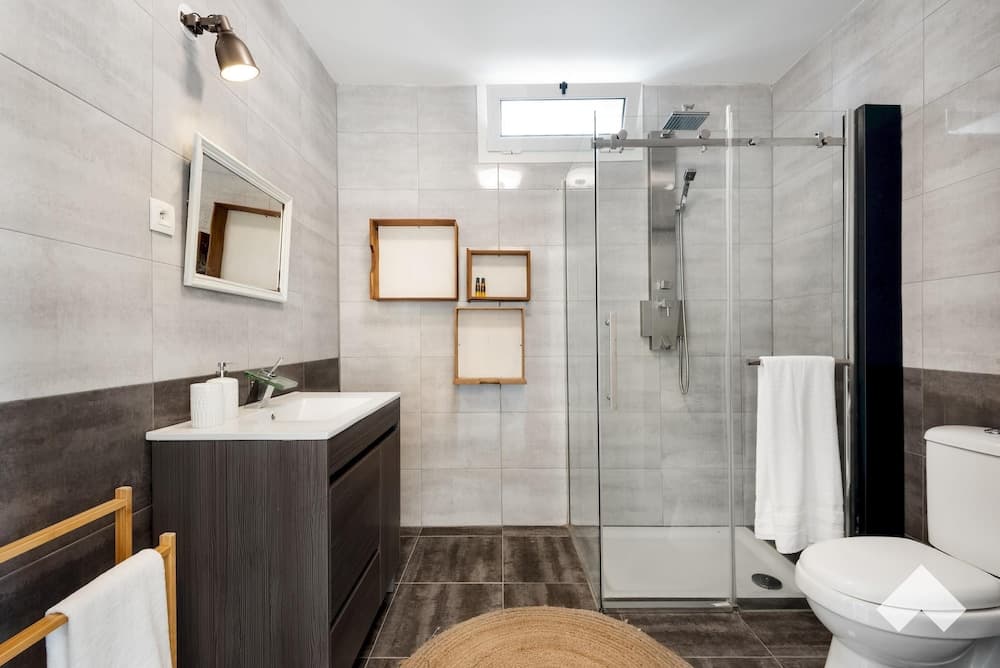 Aguda1 · Aguda's Family House 4BD Parking Barbecue