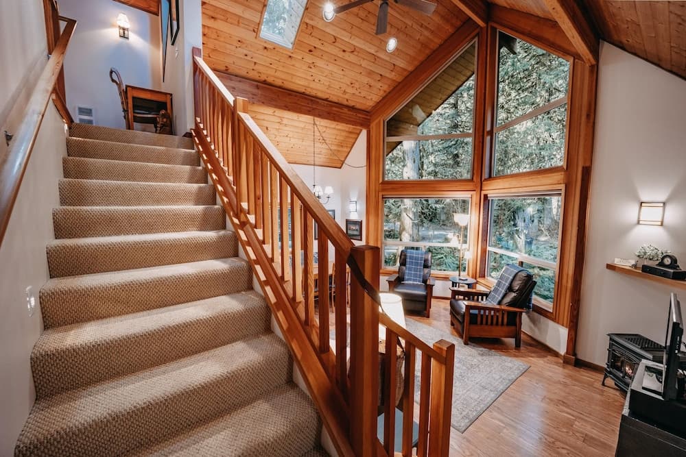 Snowline Cabin #4 - Pet-friendly Cedar Cabin With a Private Outdoor hot Tub!