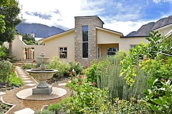 Lovely Self-catering Home, in Quiet Area, 10 Minutes Walk to Restaurants