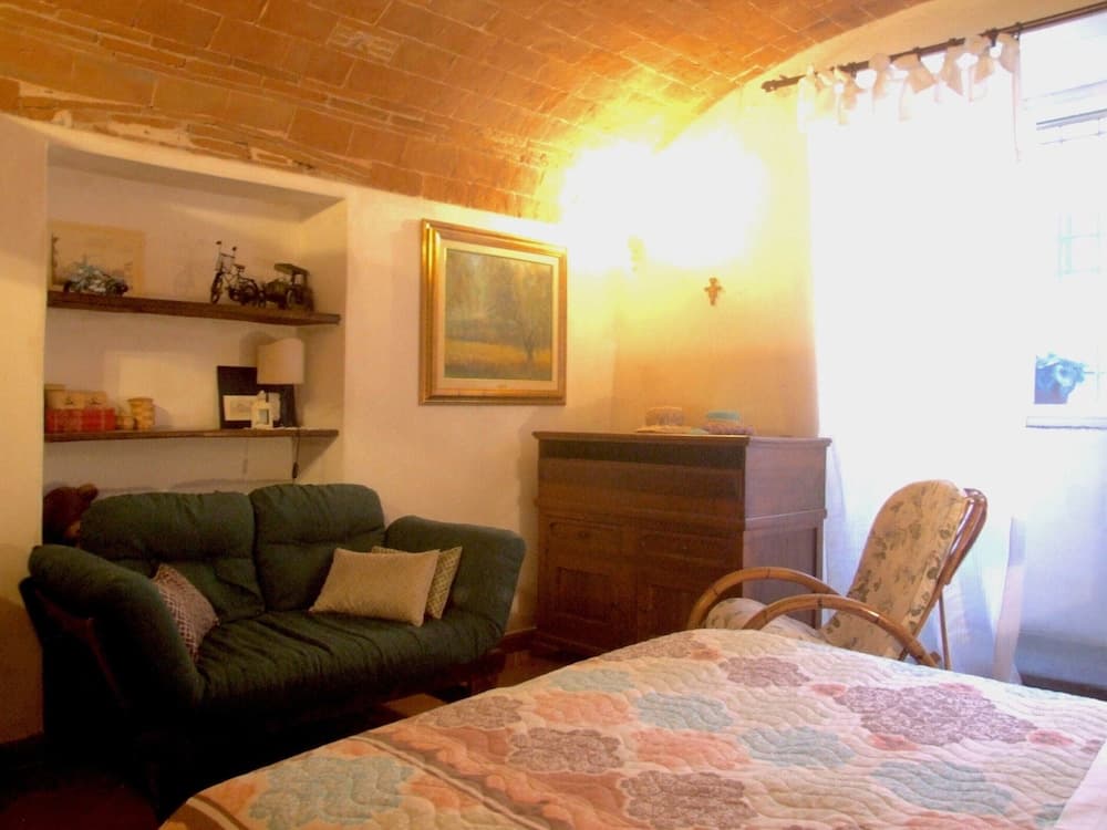 Pisa Stay Close to Leaning Tower