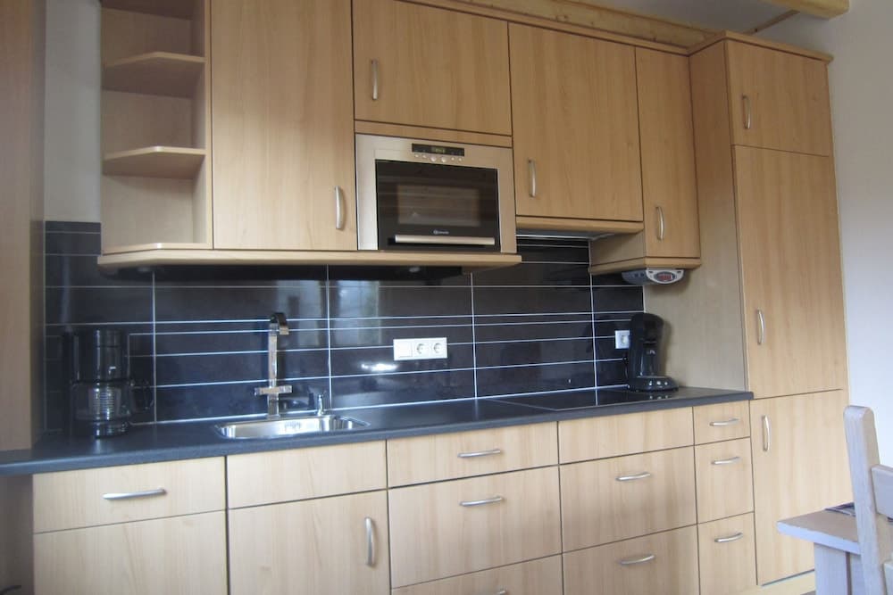 Lovely Cottage near Lake in Well