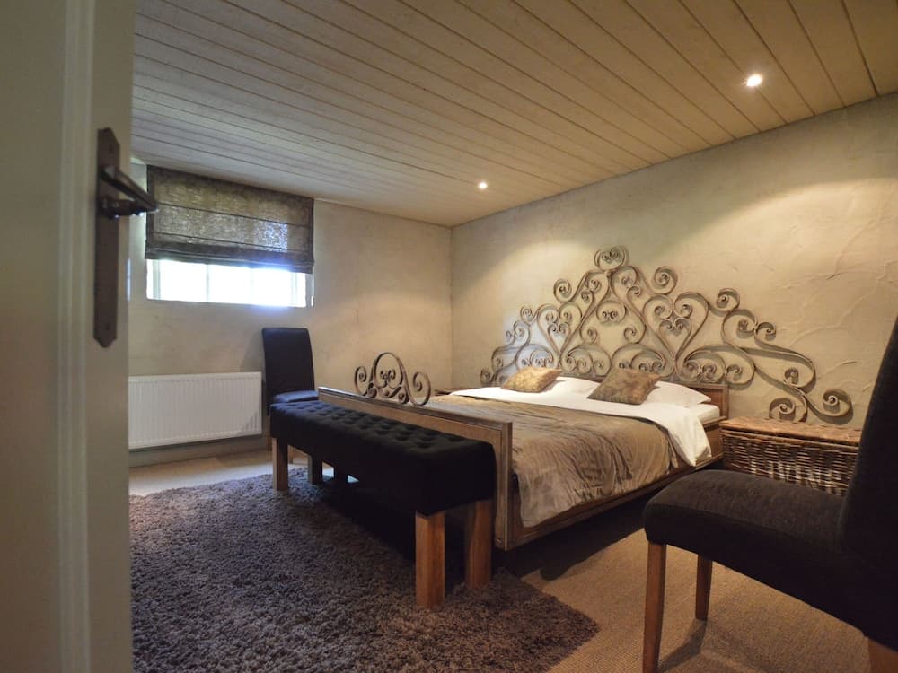 Grand Holiday Home in Alphen with Sauna & Hot Tub