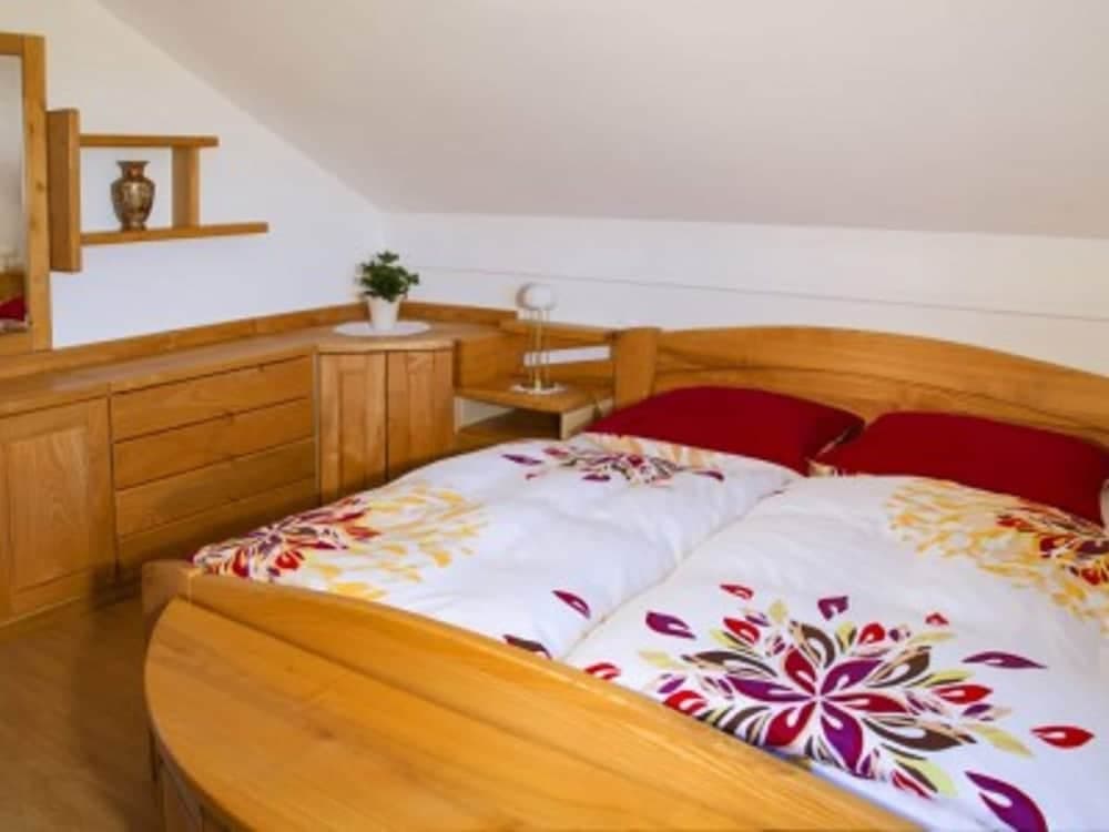 Secluded Holiday Home with Hot Tub in Kozji Vrh