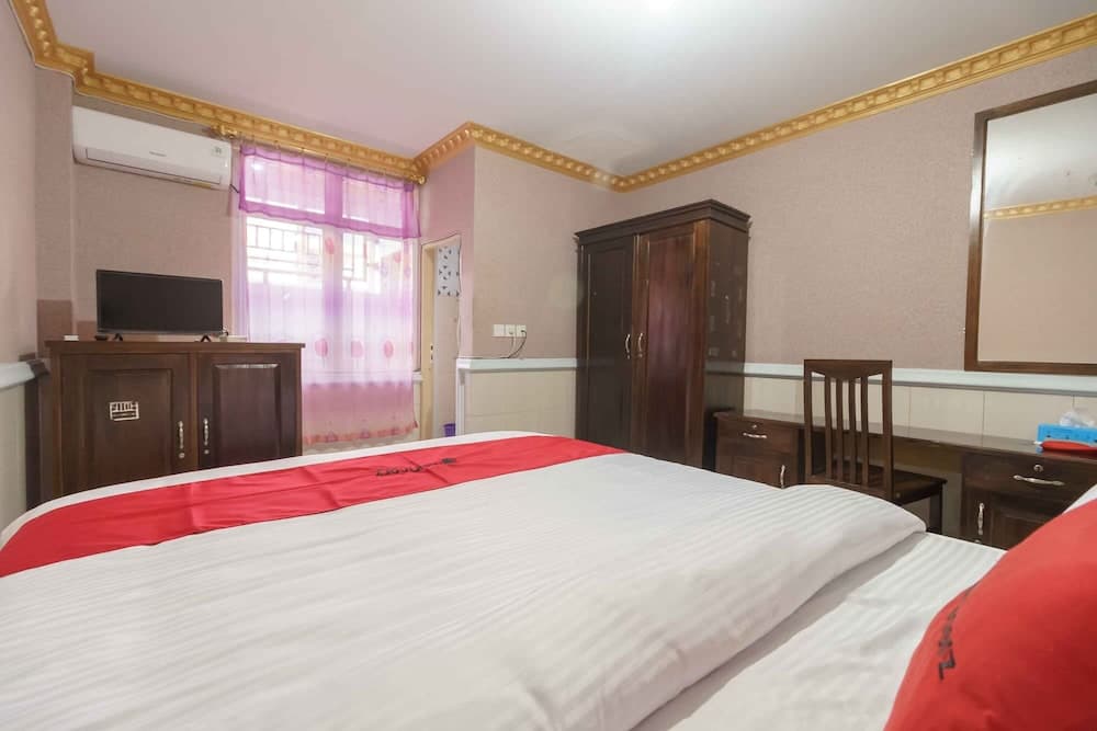 RedDoorz Plus Syariah near RSUP Dr. M. Djamil Padang