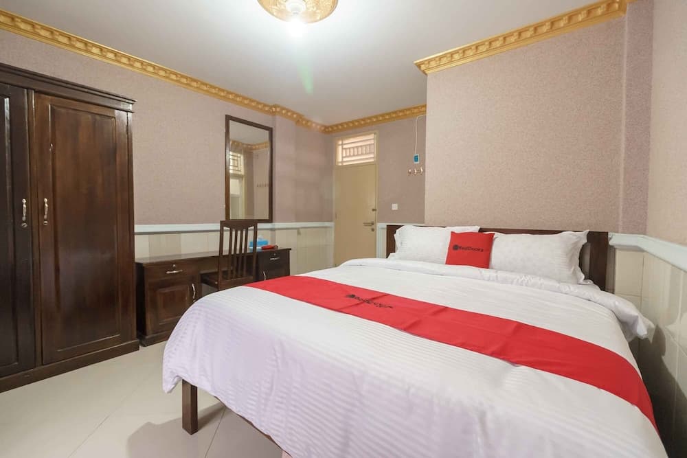 RedDoorz Plus Syariah near RSUP Dr. M. Djamil Padang