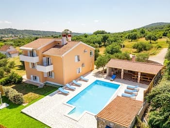 Large Home With Pool and Outdoor Kitchen, Near the Sandy Beach