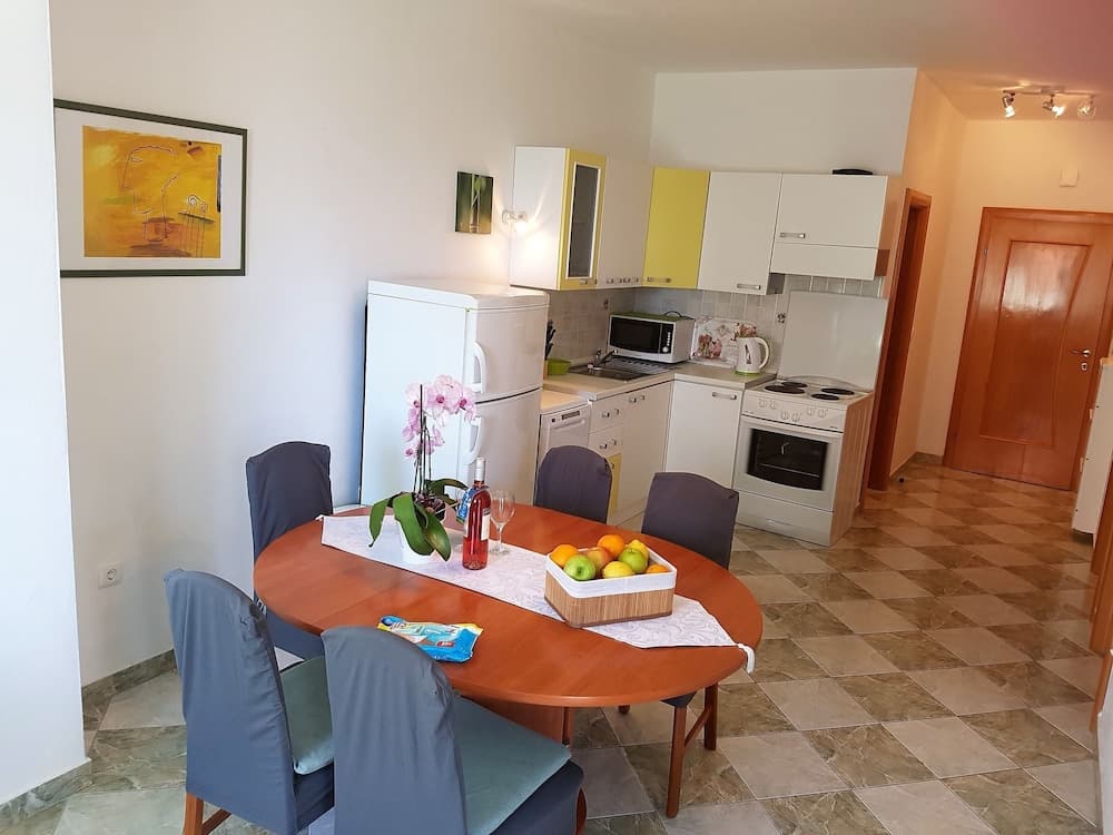 Comfortable Apartment With Coverd Balcony and Sea View, Near the Beach