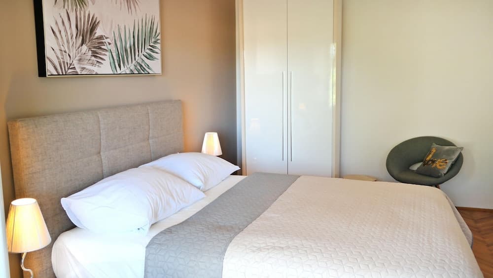 Spacious House Apartment With Terrace, Near the Beach