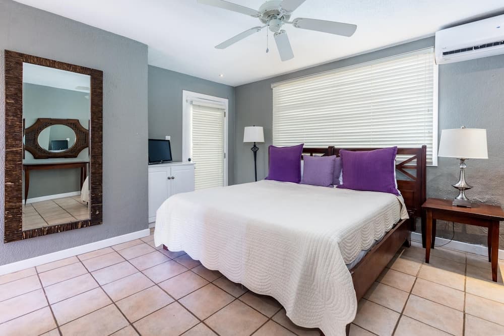 Luxury Flamingo home with ocean view sleeps 10 - walking distance from beach