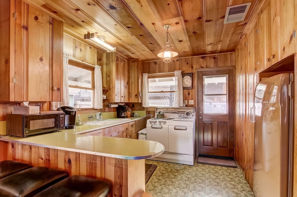 3993c Cedar Lake Tahoe 2 Bedroom Cabin by RedAwning