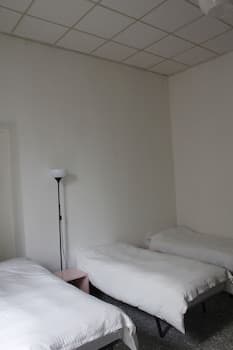1 bed in Basic 6 Bed Female Room Share Bathroom - Campus Accommodation