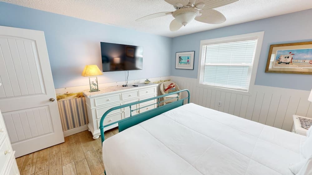 Venus 112 - Ground Floor 2 BR easy access to the beach and pool by RedAwning