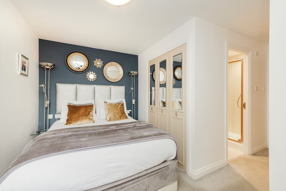 JOIVY Ultra Gorgeous 3bd Old Town Apt w\ Balcony&Parking