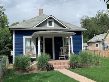 The Cottage! Chic Bungalow near Old Town Square!