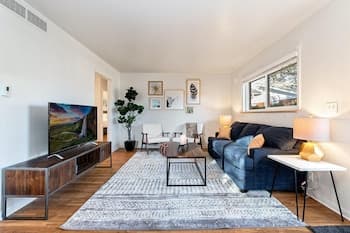 Hidden Gem Near Old Town, BBQ & Bikes!!