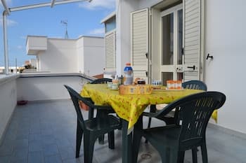 Central Holiday Home With Terrace And Garden Parking Available