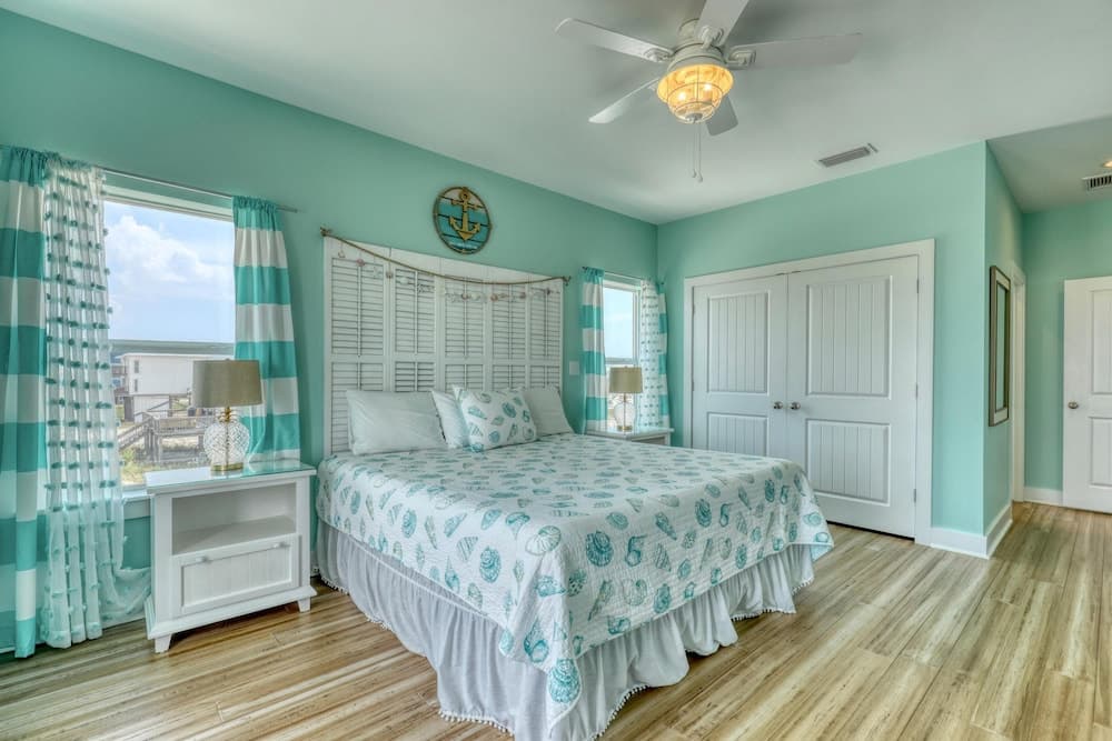 Salty Seahorse -2822 Bienville