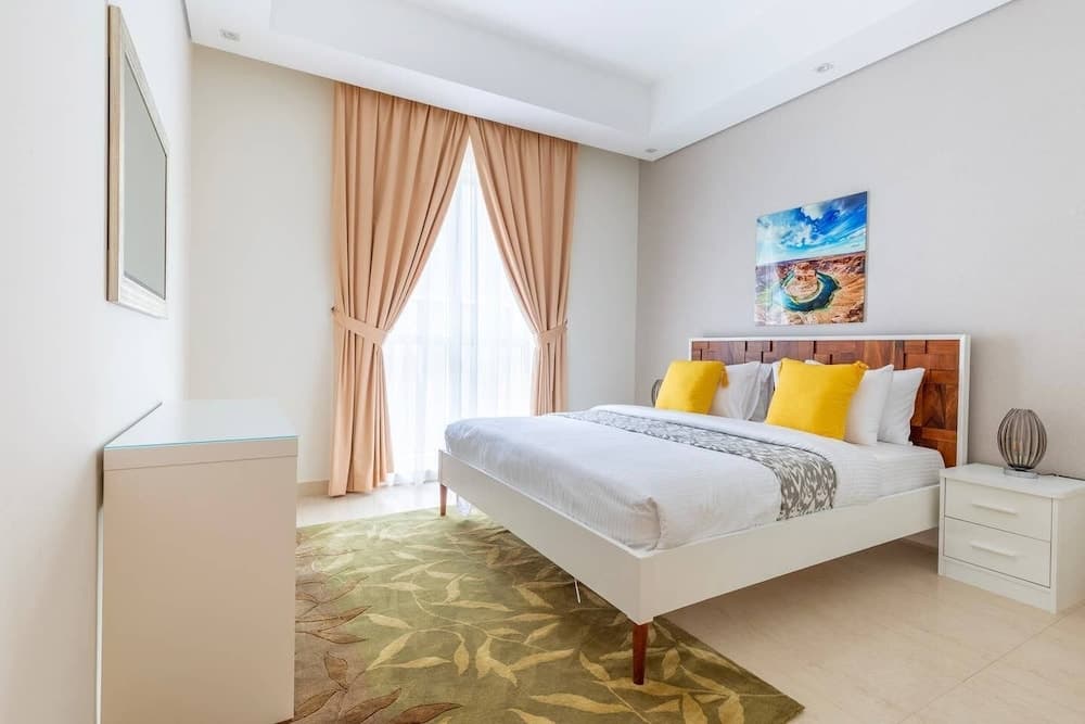 Bright & Spacious 3BR With Study in Downtown - Sleeps 7!