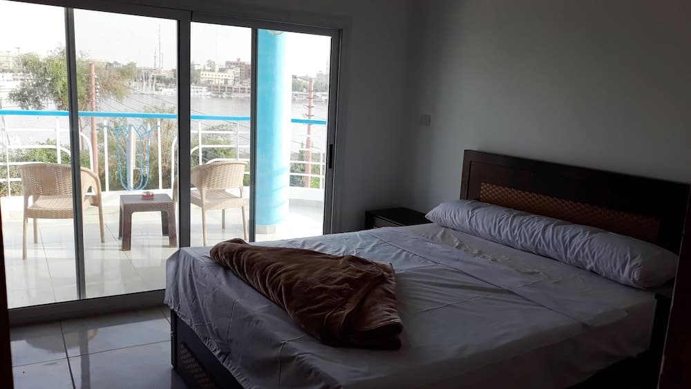 Hofni Palace Nile Niew