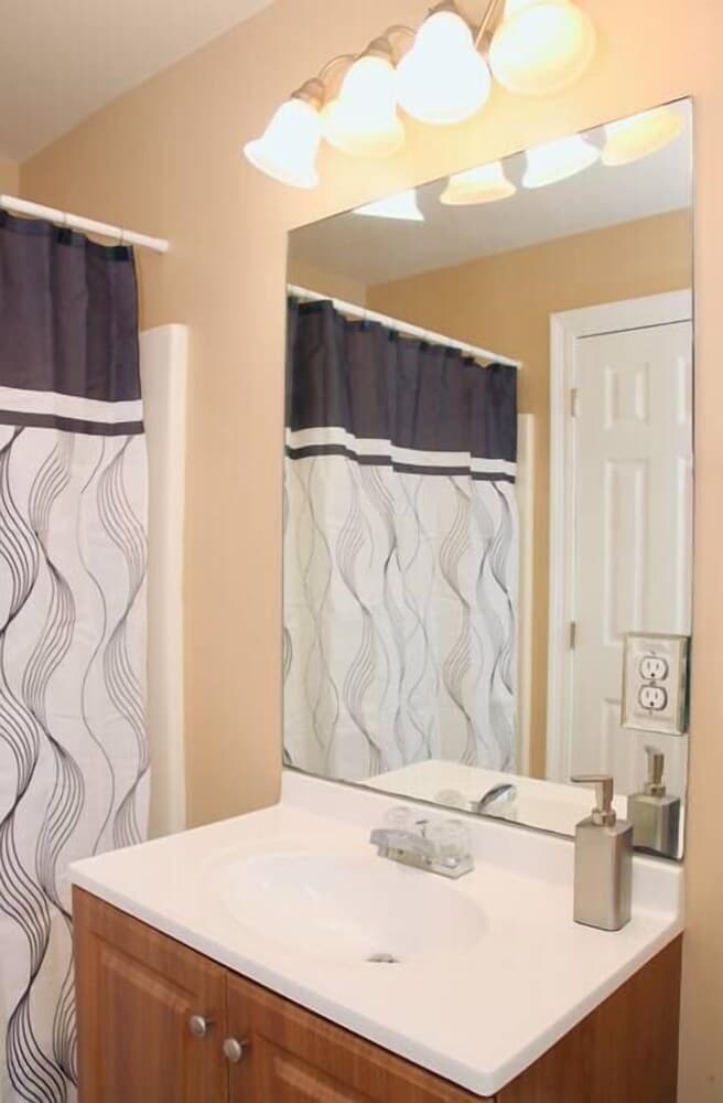 Lasalle 1B · Centrally Located, Gated Apt. Great for Groups!