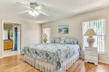 Walk to Beach, Spacious House, Huge Outside Patio