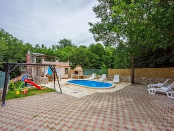Adorable Holiday Home With Private Swimming Pool