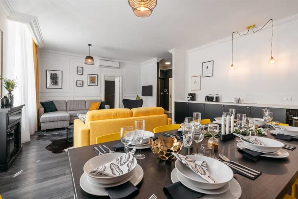 Stay in Sunny Very Spacious Modern Home in Old Town Free Airport Pick UP