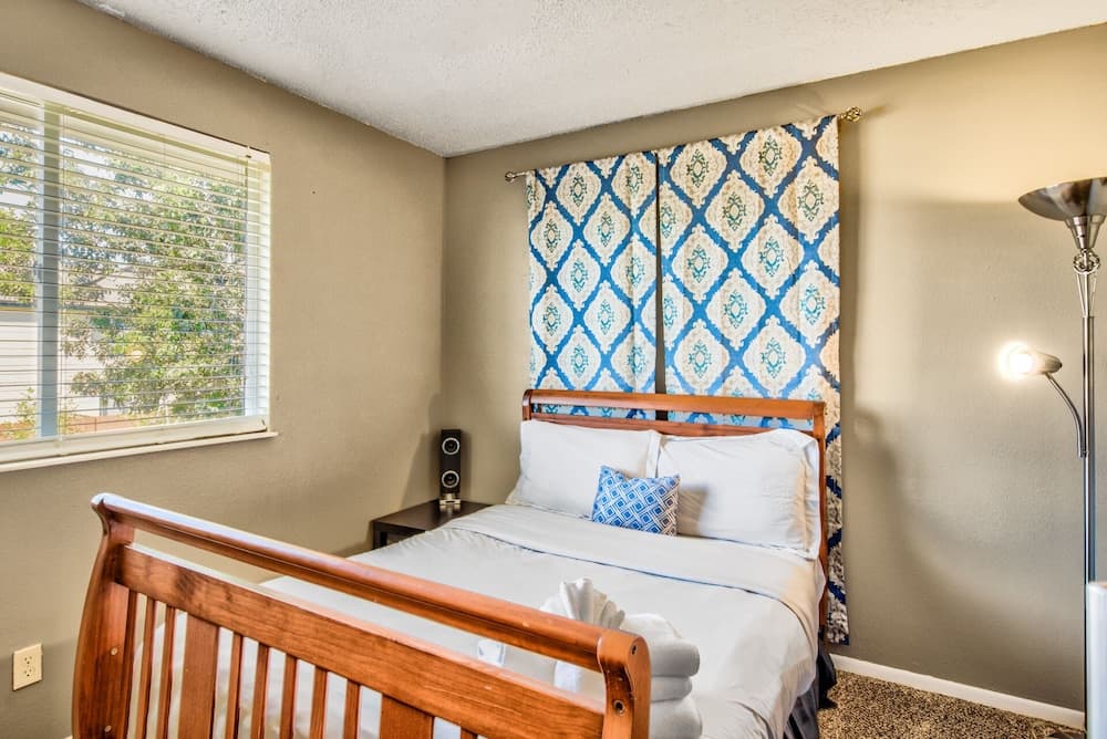 4 BR Country Home In Suburbs W/trails & Parks