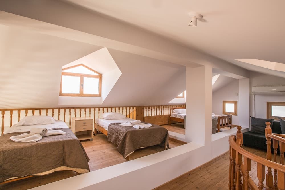 6 Bedroom Villa With Private Pool in the Area of Konnos