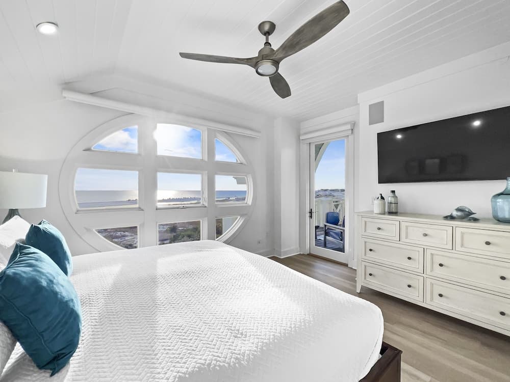 Views From Above 3 Bedroom Condo by RedAwning